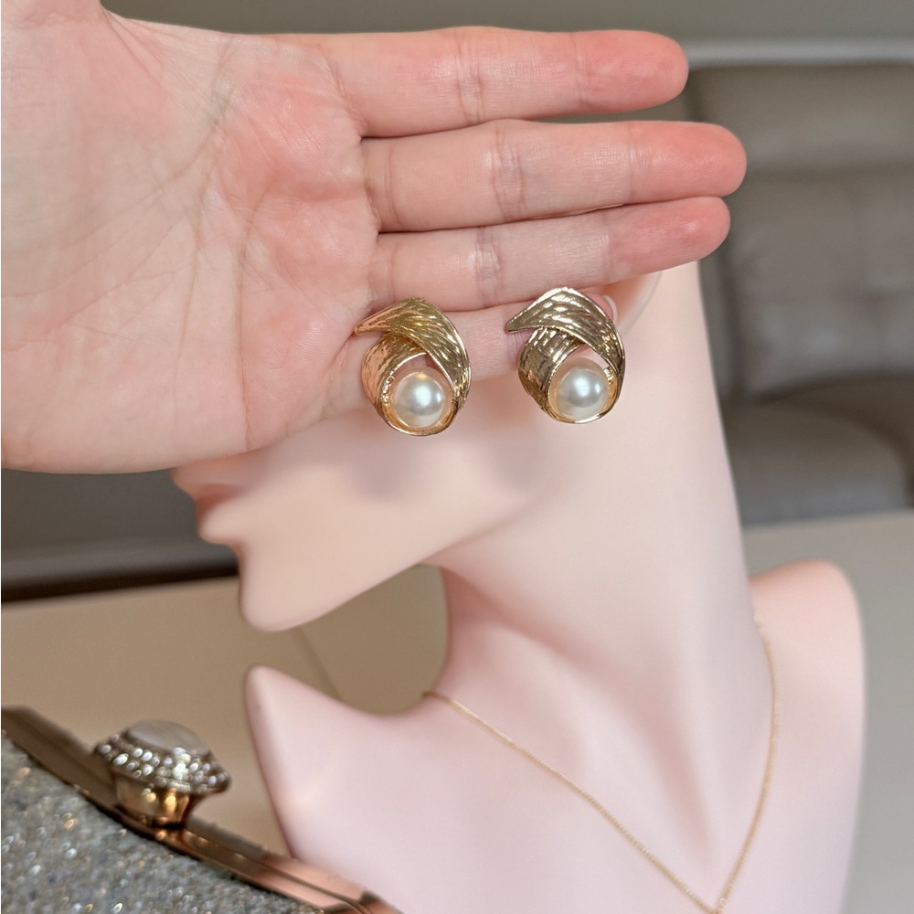 ⚜️ Elegant Gold Pearl Earrings - Picture 7 of 8